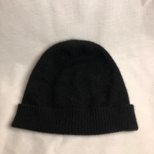 Soft goat mössa - Säljer en soft goat mössa, inget kvitto för jag har haft den ett bra tag men den är i bra skick, 400kr men pris kan diskuteras, ny pris ligger på 600kr