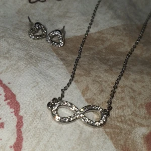 Smycken - Örhängen och halsband, säljs ej separat. Ej äkta silver men de är nickel fria. 