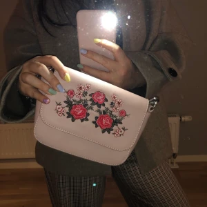 Väska - Så fin väska och älskar att den går att använda på flera sätt. Kommer dock aldrig till användning hos mig då jag har för många väskor 🙈 Skicka ett DM eller skriv i kommentarsfältet 🌸