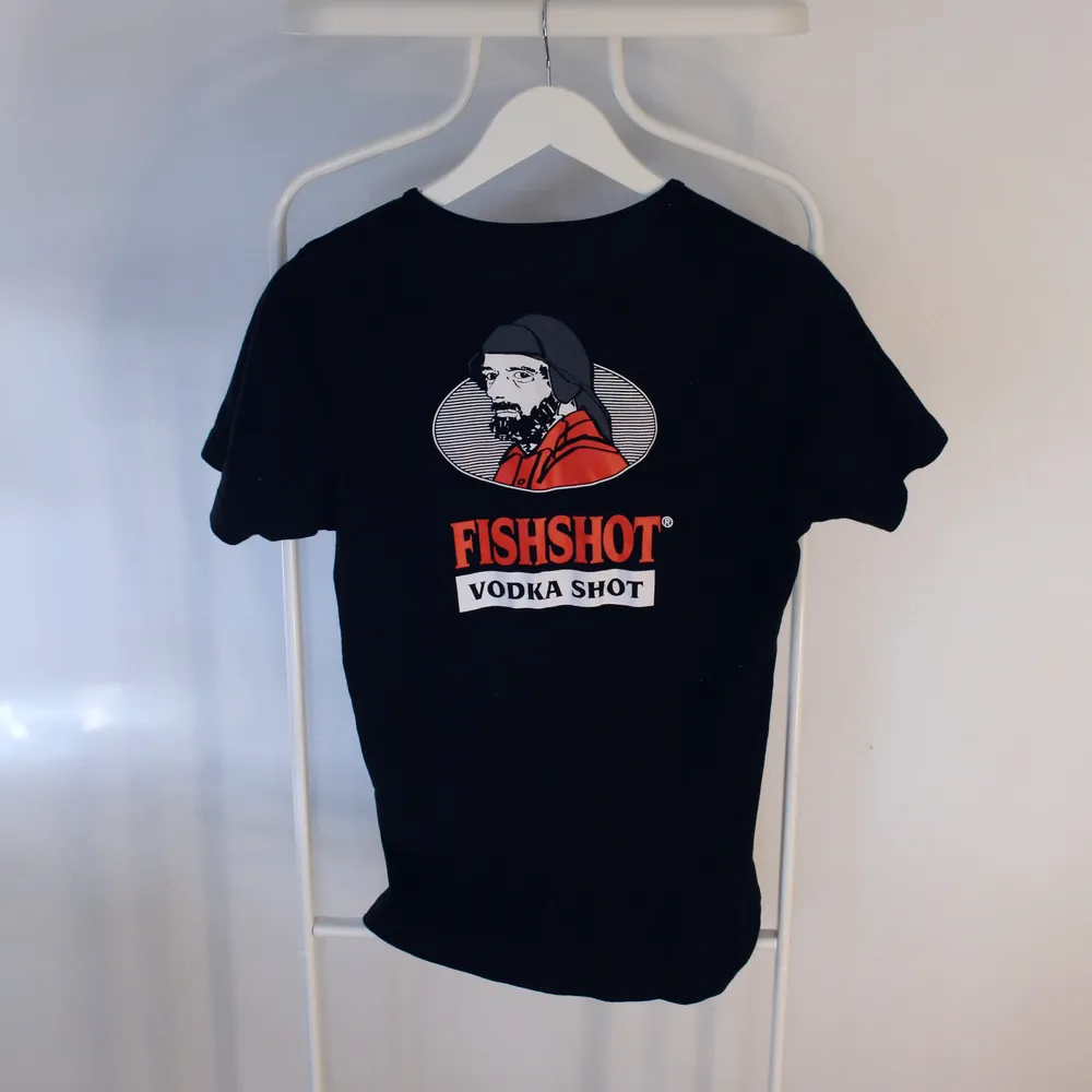 Go vintage Liquer T-shirt från FishShot i Gött skick!  Storlek: S/M Startbud: 45, Skriv buden till mig privat eller kommentera på bilden!  Kan även mötas upp mellan Varberg & Göteborg Köpare står för frakten (Du bestämmer vilket paket så länge det uppfyller vikt och storleks kraven). T-shirts.