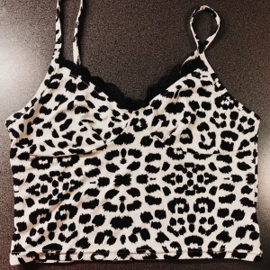 animalprint topp - skitsöt topp som inte passar längre, köpt för 6 månader sen, använd några gånger. Bra skick💕 