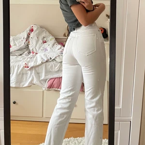 Jeans - Jeans från nakd i en kollektion med ”Karo kauer”. Helt slutsålda på hemsidan. Köptes för 499kr. I Nyskick! Frakt tillkommer men pris kan diskuteras vid snabb affär! Perfekta till våren och sommaren men funkar såklart lika bra nu! Säljer mer jeans i bion