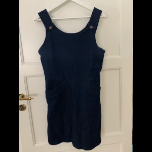 Oasis 40 - ”Jeans” klänning med fickor