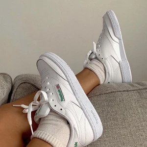 Reebok club c 85 - Säljer dessa skor i man storlek 39 (25 cm) kommer med org box, ändats använda 1 gång, frakt 70kr. !första bilden e lånad!