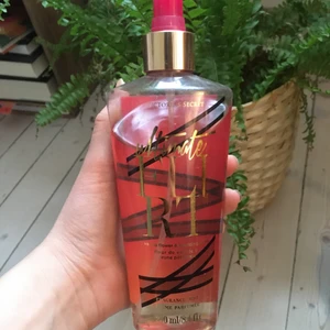 Victoria secret bodymist - Body mist köpt 2013 i nyc! Lite sliten och utan kork, därför det låga priset, men annars luktar och fungerar den som nyköpt.❤️ frakt exkl. orginalpris: 130kr