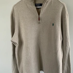 Ralph Lauren Zip Sweater tjocktröja  - Intresse koll (inte säker på om jag vill sälja). Stickad trendig tjocktröja från Ralph Lauren. Inte använd fler än 5 gånger, inga skador och som ny. Storlek L men fungerar som oversized för mig som vanligtvis är s/m. Buda i kommentarerna med start pris 250 kr, höj med minst 10 kronor varje gång. Om jag får bra bud sätter jag deadline om någon dag. Skriv privat för fler bilder. Köparen står för frakten!😊💓💓