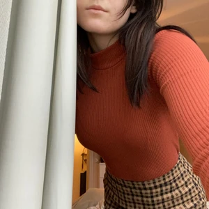 Uniqlo polo - Orange ribbad polo från Uniqlo! Bilderna är tagna i lite olika ljus, men första bilden är mer färgtrogen ✨ Materialet är superskönt och har bra kvalitet, en bra basic helt enkelt 