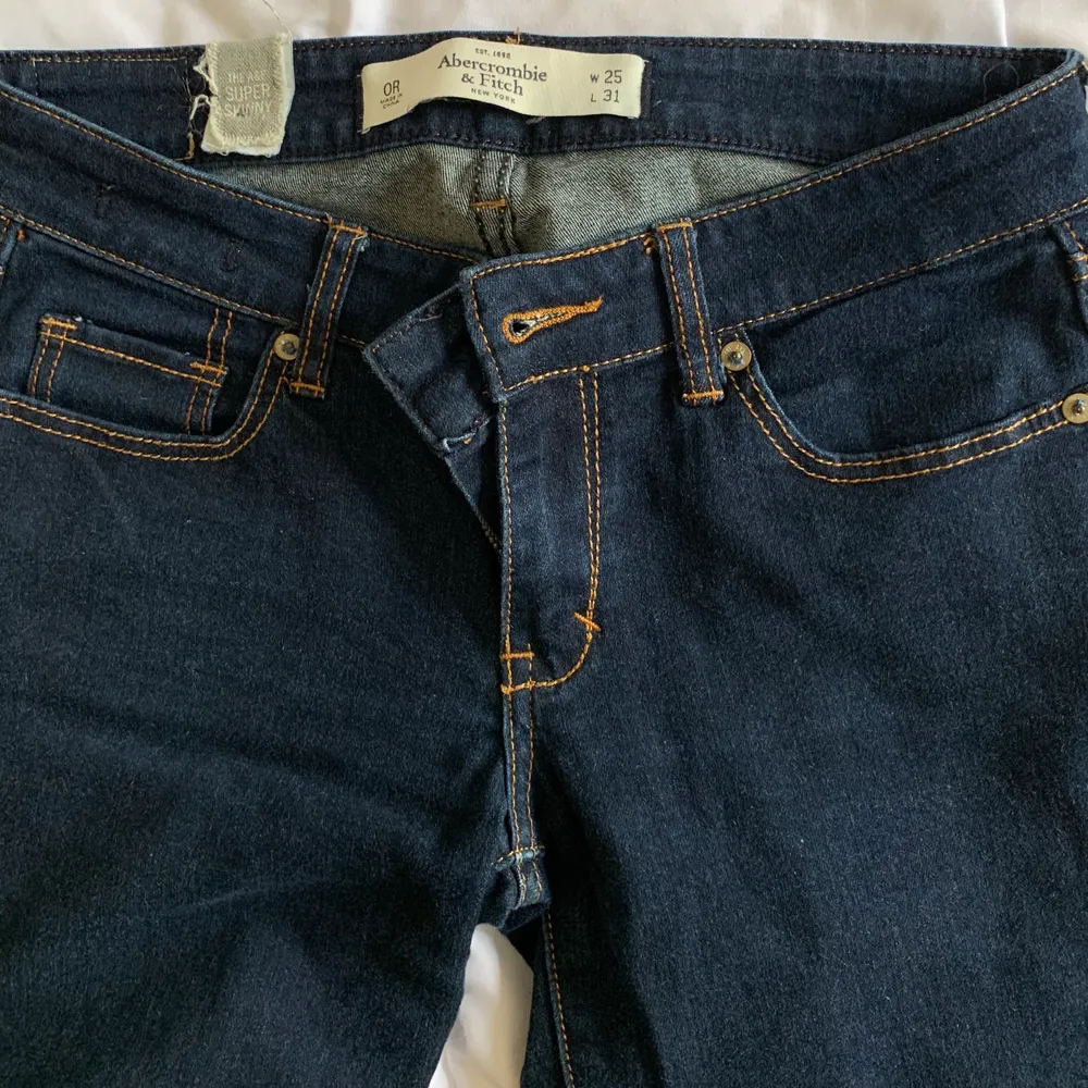 Jeans från Abercrombie & Fitch, modell super skinny. Midja 25, längd 31. Inköpspris 950kr. Säljer för 100kr. Jeans & Byxor.