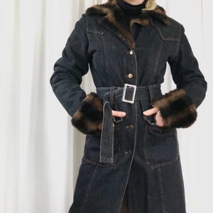 Jeanskappa✨ - Såå fin kappa i jeans, fodrad och varm. Pälsdetaljer på armar och krage, bälte i midjan❤️ fin kvalité 