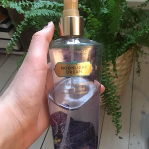Victoria secret bodymist - Body mist limited edition köpt 2013 i nyc! Lite sliten och utan kork, därför det låga priset, men annars luktar och fungerar den som nyköpt.❤️ frakt exkl. 