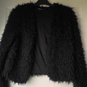 Pälsjacka/ kofta  - En pälsjacka / kofta från Gina tricot i fint skick! Använd några gånger. Hör av er vid frågor eller fler bilder✨