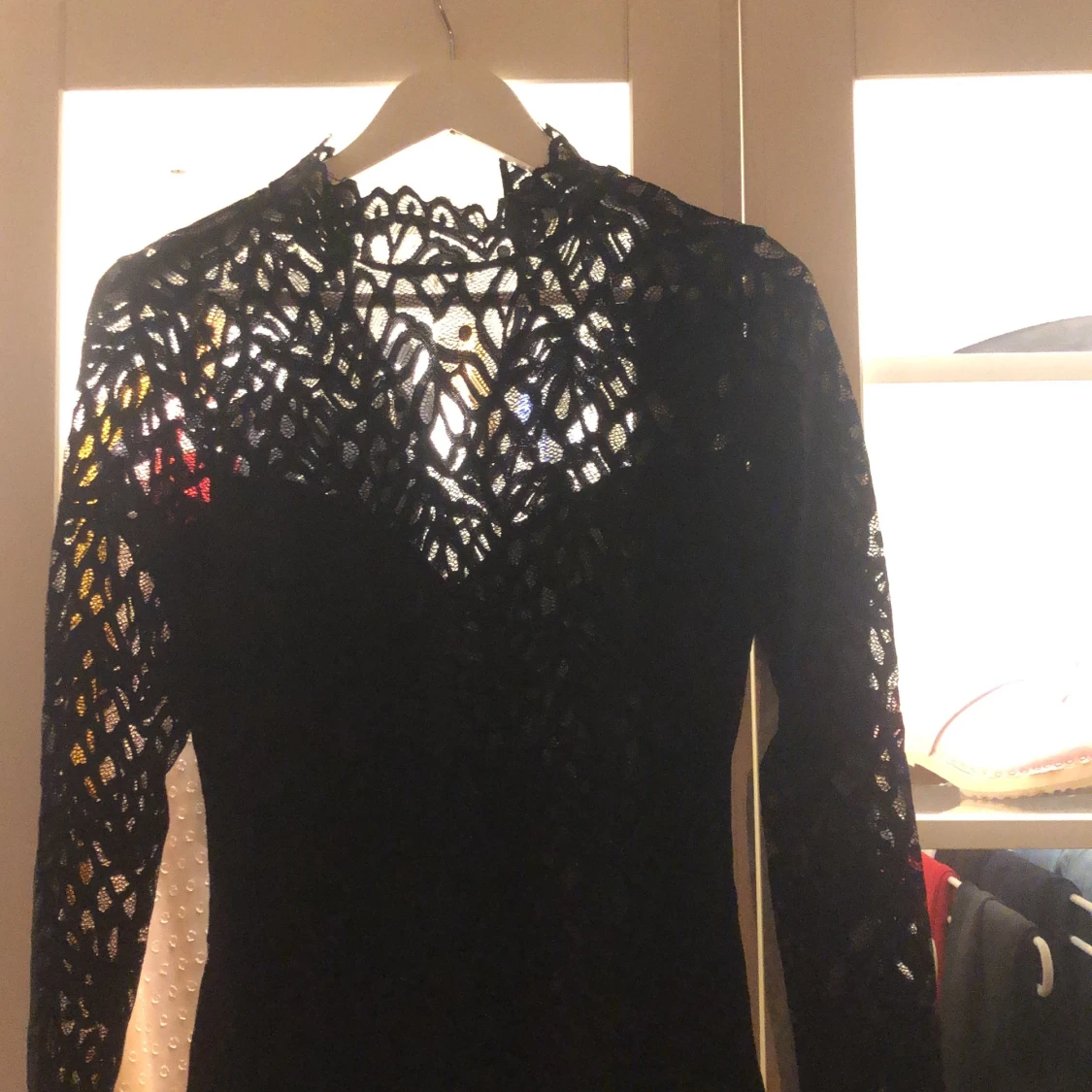 Svart långärmad spetströja  - 91