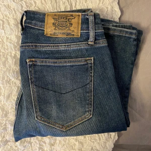 Crocker jeans - Säljer dessa snygga och sparsamt använda bootcut jeans från crocker, som ni ser är dom lite slitna längst ner men det är inget som syns när dem är på💕