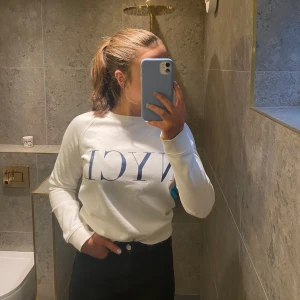 Gina Tricot  - Säljer min vita NYCL sweatshirt/tröja. Ganska gammal men har själv  använt den en gång. 