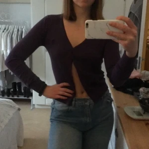 Kofta  - Lila kofta med detalj på vänster bröst 