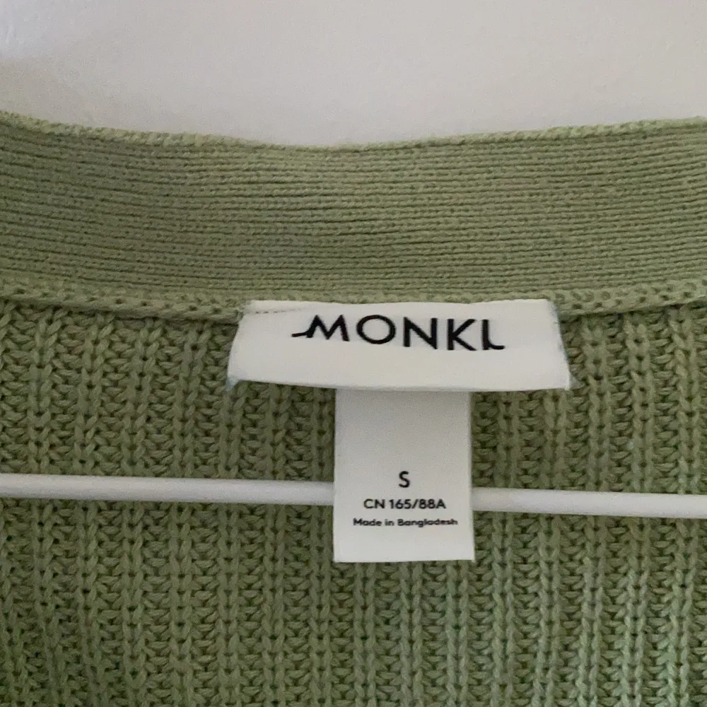 Säljer min gröna stickade kofta ifrån Monki i storlek S. Väl använd men jag får tyvärr inte användning av den längre. Köparen står för frakten. Skriv för mer info.. Tröjor & Koftor.