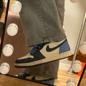 Jordan 1  - Ett par Jordan 1 retro high obsidian som ni ser är dom rätt använda men inga direkta flaws utan lite creases och smuts som försvinner när man tvättar av dom annars inga flaws. Har box och extra skosnören. Skorna funkar seriöst till allt och ett så maxad tilläg i en outfit. Ett par kan säljas omkring 4000 på GOAT i använd condition RIKTIGT FETT STEAL!