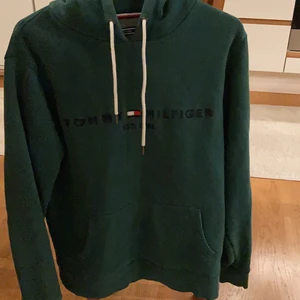 Mörk grön Tommy hilfiger hoodie, storlek L  - Plagget är i bra skick utan fläckar eller andra skador. Som sagt storlek L men kan även passa en stor M. Nypris 1199kr