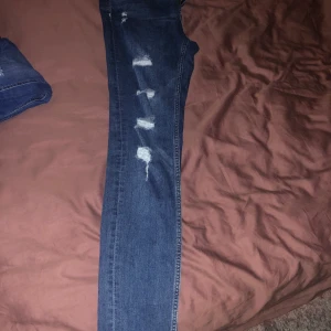 Fina stretchiga jeans - Olika modeller. 100kr styck. Storleken passar smal/medium