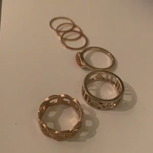 Guld Ringar - 6 stycken ringar i guld. Oanvända, de varierar i strolek men går mellan allting från xs till m. Jättefina och passar till allt💕💕