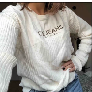 Vintage Calvin Klein  - Sjukt snygg vintage Calvin Klein tröja 🤍 Den är köpt här på plick i somras men jag har tyvärr inte fått så mycket användning av den på sistone, bilden är lånad från den förra säljaren:) Vill ni ha fler bilder så kan jag fixa👌🏼         Bud just nu: 130kr (+63kr frakt)                        Budgivningen avslutas onsdag (3/2) 17.00.
