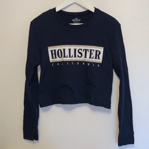 Hollister långärmad tröja med tryck, storlek XS - Marinblå långärmad Hollister tröja med tryck, Storlek XS, riktigt bra skick
