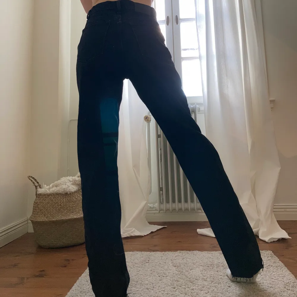 urtvättad svart färg! raka jeans!🖤🖤 jag är 165cm med väldigt långa ben!😄. Jeans & Byxor.