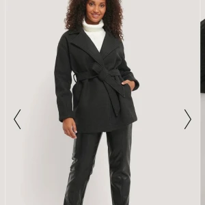 Kappa från NA-KD - Säljer denna kappa som är knappt använd i nytt skick. Storlek 38 vilket motsvarar M. Hör av vid intresse!