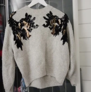 STICKAD TRÖJA  - STICKAD TRÖJA- i storlek S/M, 