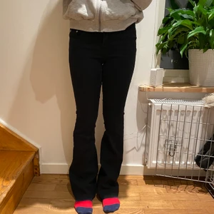 Bikbok storlek 36 low waist bootcut - Svinsnygga jeans från bikbok storlek xs pris 150kr ( exklusive frakt). Skriv om du är intresserad!! 