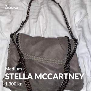 Säljer fejk stella mccartney väska, väldigt lik den äkta❤️❤️ pris kan diskuteras, möts upp och kan frakta