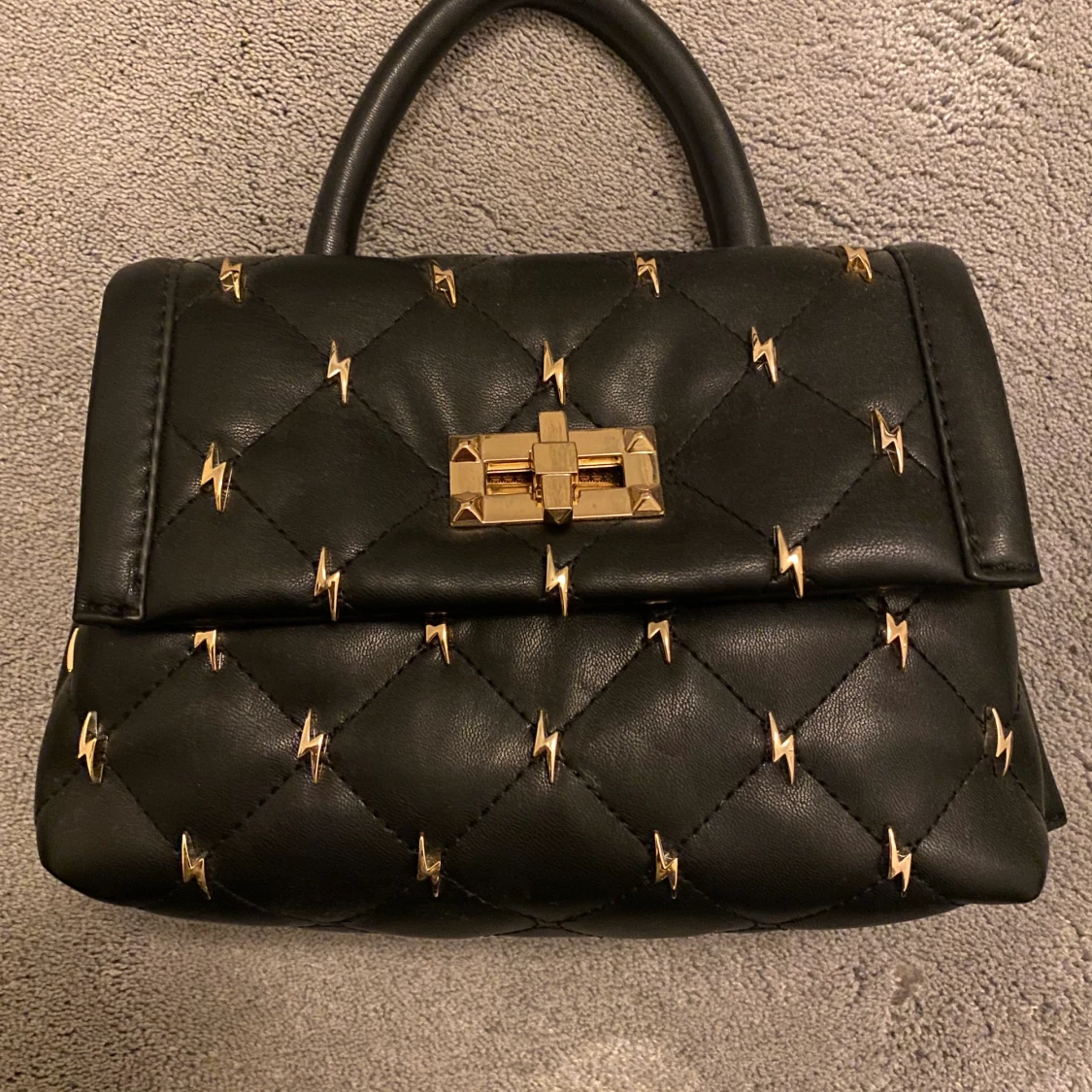 Liten väska med blixtrar