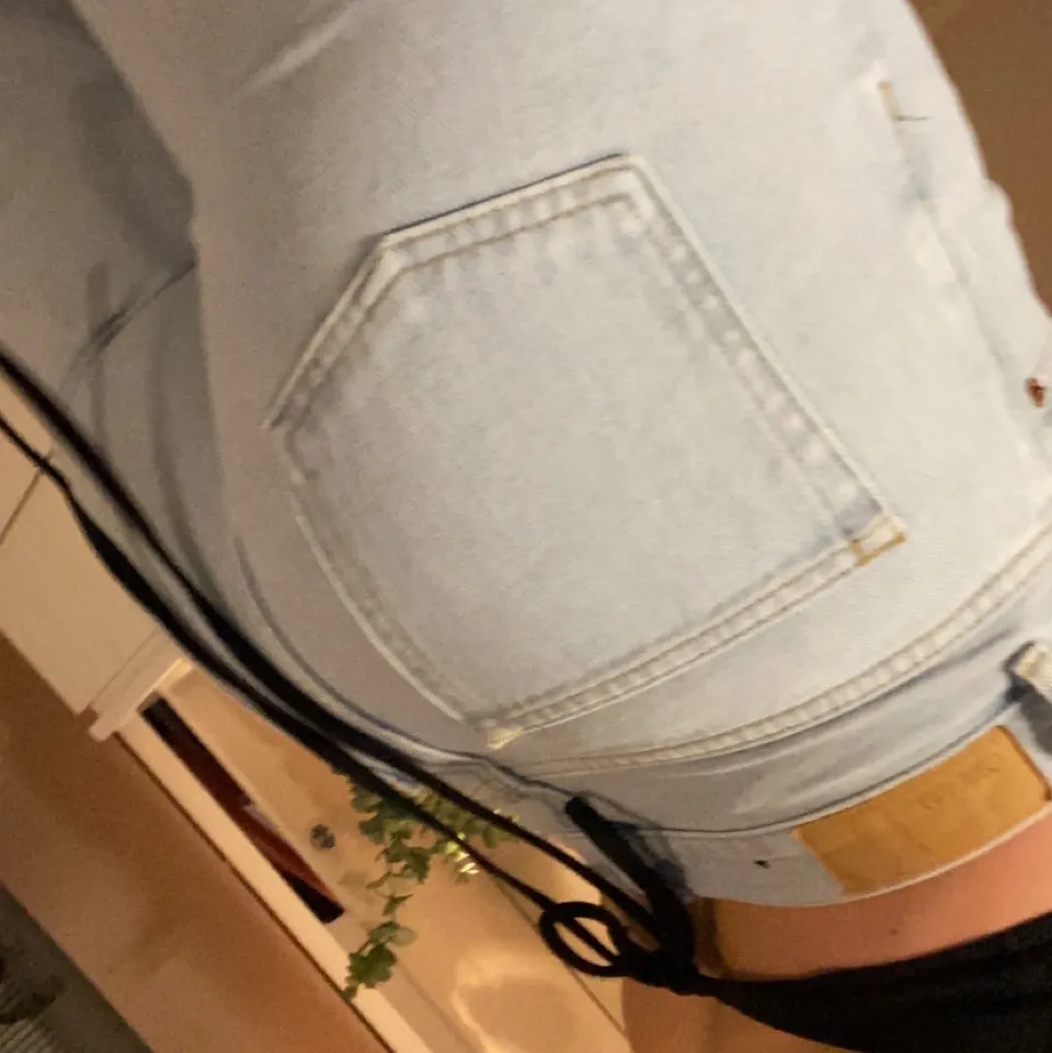 Trendiga snabbsäljande jeans från junkyard. Byxorna är använda väldigt sparsamt då det är lite för små för mig. De är i storlek 29 och jag har klippt dem så de ska passa mig som är 170 cm! Om du har några frågor eller vill ha fler bilder är det bara att skriva!💗 Buda privat!. Jeans & Byxor.