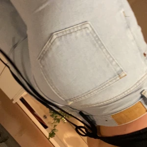 Jeans - wide leg - Trendiga snabbsäljande jeans från junkyard. Byxorna är använda väldigt sparsamt då det är lite för små för mig. De är i storlek 29 och jag har klippt dem så de ska passa mig som är 170 cm! Om du har några frågor eller vill ha fler bilder är det bara att skriva!💗 Buda privat!