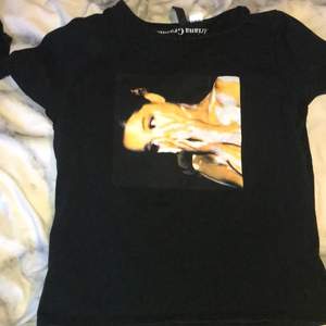 En Ariana Grande t-shirt i storlek M men sitter som XS