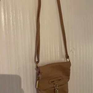 Mini ljusrosa/ beige väska ifrån forever 21 - Ljusrosa/ beige väska liten ifrån forever 21. 