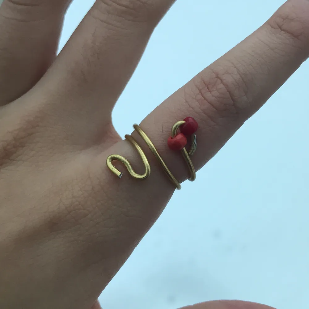 Säljer en fin guldig ring som ser ut som en orm med röda ögon 💖 justerbar och köparen står för frakten. Accessoarer.