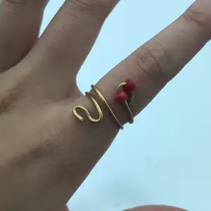 Säljer en fin guldig ring som ser ut som en orm med röda ögon 💖 justerbar och köparen står för frakten