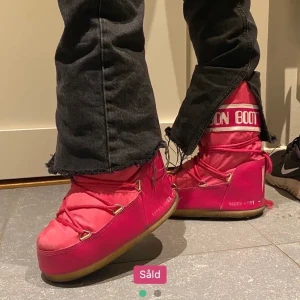 Moonboots - Hejsan, köpte dessa moonbootsen på plick för ngn dag sedan men tyvärr är dem lite försmå & tänkte därför sälja vidare dem, har storlek 38,5/39 så skulle nog passa ngn som har en mindre 38 eller lägre. Aldrig använt då jag inte fick på mig dem. Bilderna är från förra säljaren. (Möts gärna upp i malmö eller lund då de blir dyrt att frakta men om ngn skulle vilja ha dem fraktade får jag ordna det! Okej men använt skick därav priset. Om fler är intresserade blir de budgivning!  BUD 280