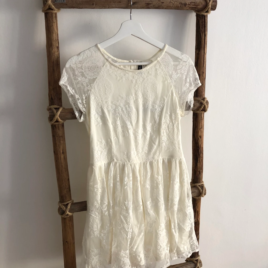 Vit spetsklänning 