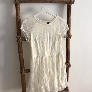 Vit spetsklänning  - Plagget är sparsamt använt 🙂
