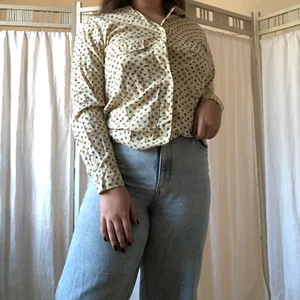Blommig retroskjorta - Jättefin blommig skjorta köpt på second hand.💫 Använd endast ca.2 gånger. Går att styla på väldigt många sätt! Storleken är S men den är ganska oversized. Köparen står för frakten💞