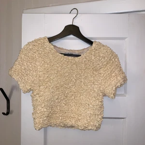 Topp  - En superfin gul topp ifrån NAKD. Aldrig använd.          Storlek xs/s. Köpare står för frakten😇