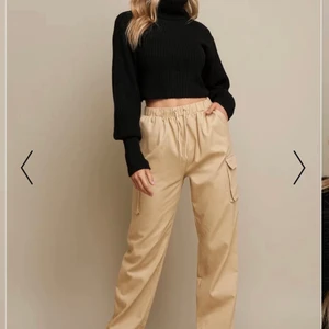 Cargopants - Säljer dessa ur snygga cargobyxorna från NA-KD, NA-KD x Linn Ahlborg. Säljer de på grund av att de tyvärr är för stora, ursnygg passform och färg💓Dessa är endast testade vid ett tillfälle och lappen sitter alltså kvar och det är i nytt skick✨