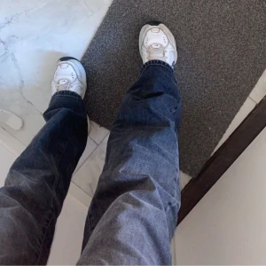 Jeans - 90’s full lenght från zara fast dom är slutsålda. Bra skick skriv för fler bilder