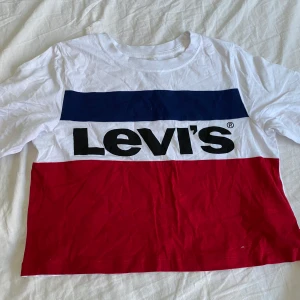Levi’s croppad T-shirt  - Levi’s croppad T-shirt 