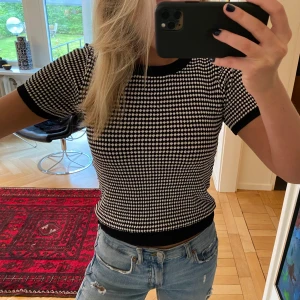 Zara tröja - Säljer en söt topp från Zara, använd fåtal gånger. Stl L men passar S-L. (Har alltid xs-s) 💕 bud 240kr köp direkt för 250kr