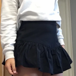 Fin trendig kjol i strl S - Säljer denna fina kjolen i strl S, säljs pga att den inte kommer till användning. Aldrig använd🥰 fraktar inte, finns i Åstorp men kan tas till Helsingborg och ängelholm💕💕 Det är shorts inuti kjolen men ser ut som den gör utanpå😌