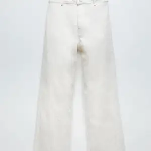 Säljer dessa super snygga och sköna vita jeans ifrån Zara, strl: EUR 38. De har tyvärr blivit för korta för mig men har tyvärr inte hunnit använda så mycket😩 Frakt tillkommer🤩🤪