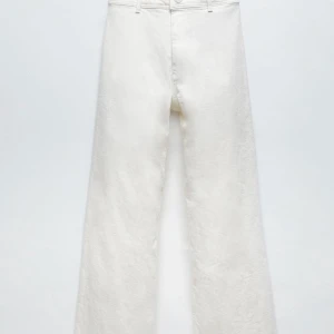Supersnygga vita jeans från Zara - Säljer dessa super snygga och sköna vita jeans ifrån Zara, strl: EUR 38. De har tyvärr blivit för korta för mig men har tyvärr inte hunnit använda så mycket😩 Frakt tillkommer🤩🤪